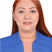 Profesor de psicología imparte clases a estudiantes de psicología y en el área social